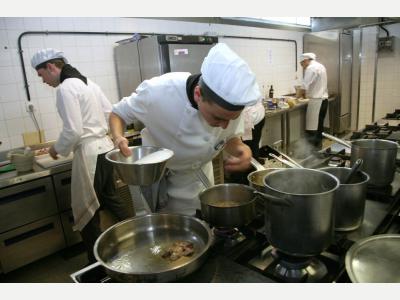  Cocinero o ayudante de cocina 